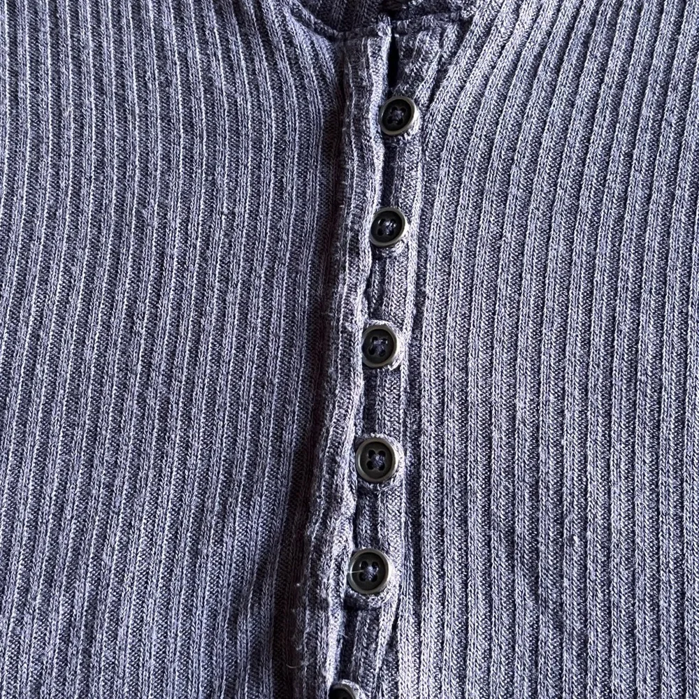 Me to We vneck top size S - Picture 3 of 4